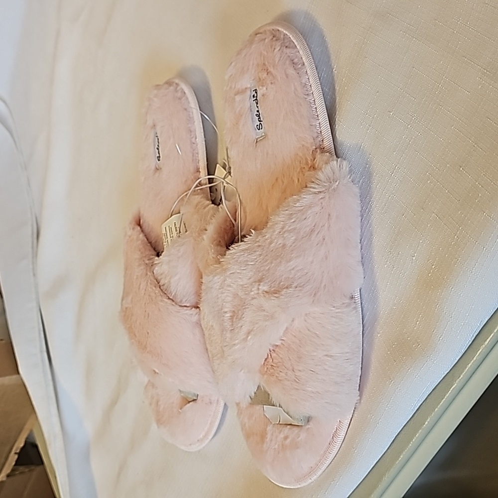 Womans Splendid Furry Open Slippers. Size M/L. NWT. Pink.